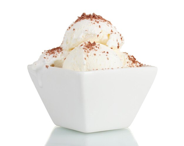 Delizioso gelato alla vaniglia con cioccolato in una ciotola isolata su bianco