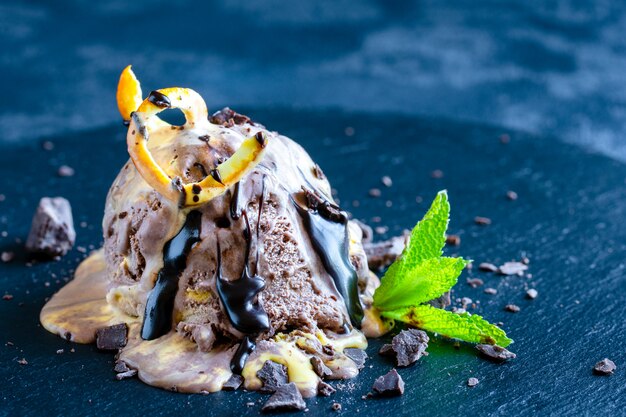 Delizioso gelato combinato al cioccolato e alla vaniglia