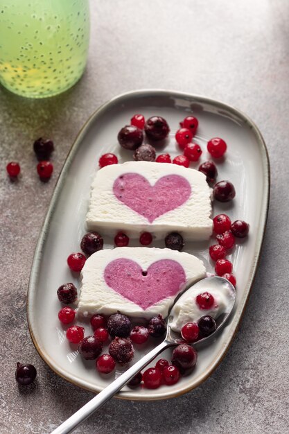 Delizioso gelato con frutti di bosco e acqua di semi di chia