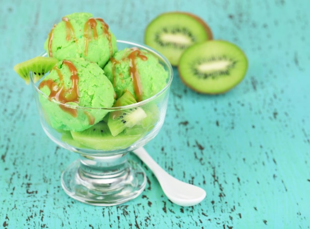 Delizioso gelato sul vaso di vetro sul primo piano della tavola di legno