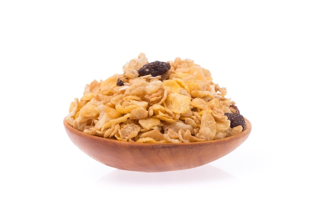 delizioso granola muesli cereale su un mestolo isolato su sfondo bianco