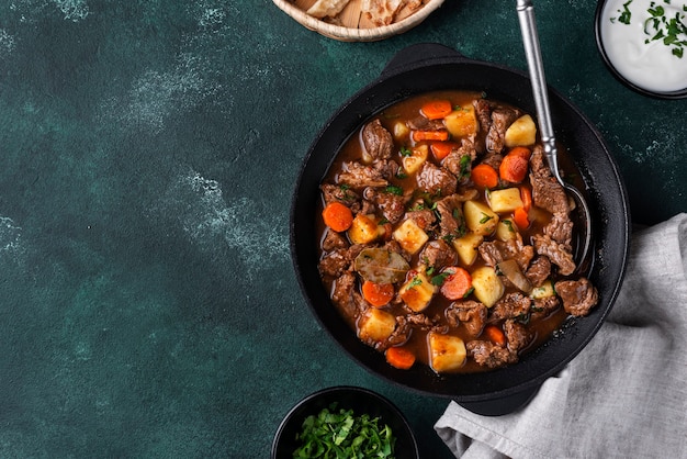 Delizioso gulasch pronto per la cena