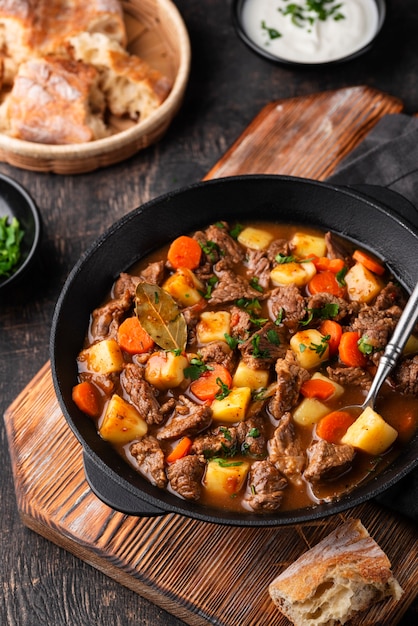 Delizioso gulasch pronto per la cena