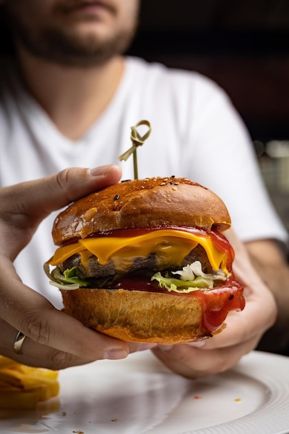 delizioso hamburger con pollo, formaggio e lattuga