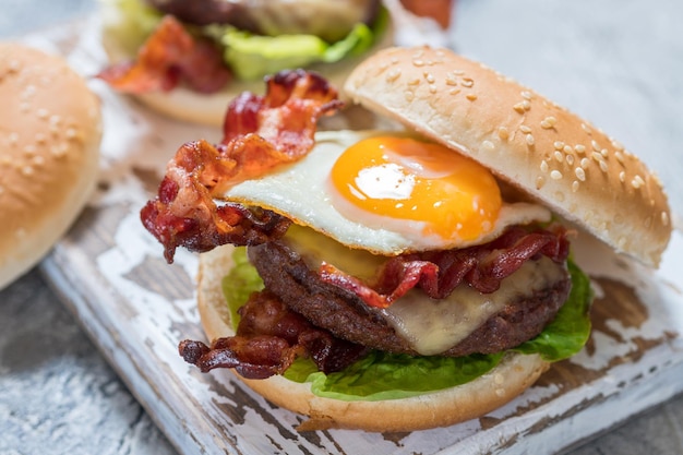 Delizioso hamburger di bacon con lattuga all'uovo e formaggio