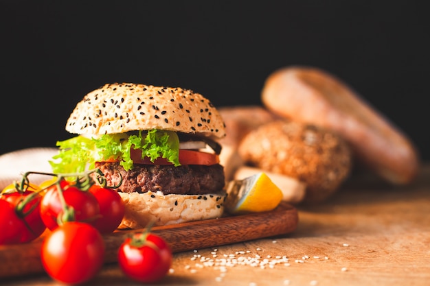 Delizioso hamburger fatto in casa con verdure fresche in cucina pronto a servire e mangiare