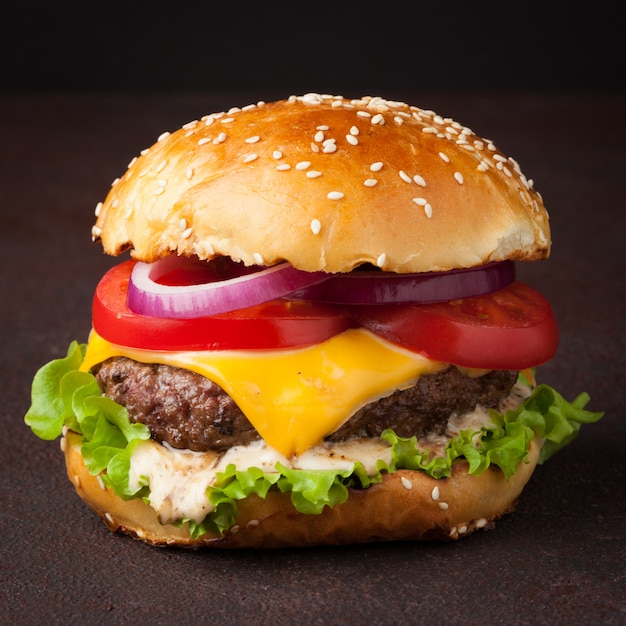 Delizioso hamburger fatto in casa fresco.