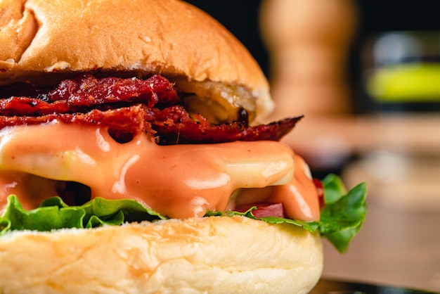 Delizioso hamburger o panino con pollo a scatti di cetriolo pomodoro maionese lattuga