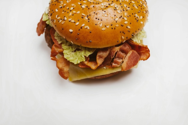 Delizioso hamburger succoso isolato su sfondo bianco elaborazione di foto d'epoca