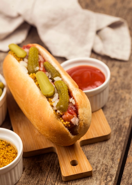 Delizioso hot dog con sottaceti