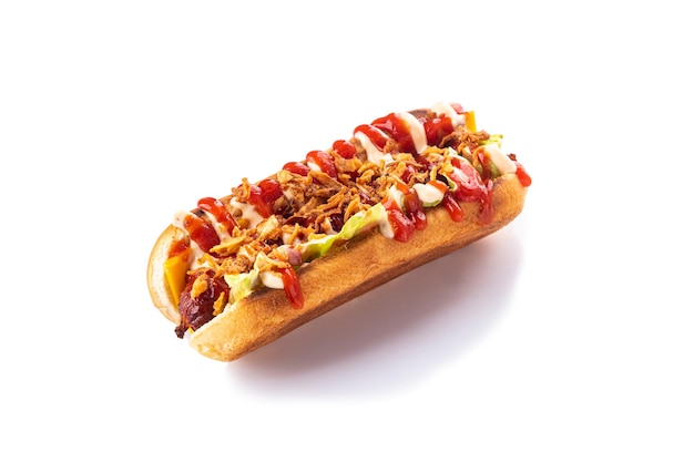 Delizioso hot dog isolato su sfondo bianco
