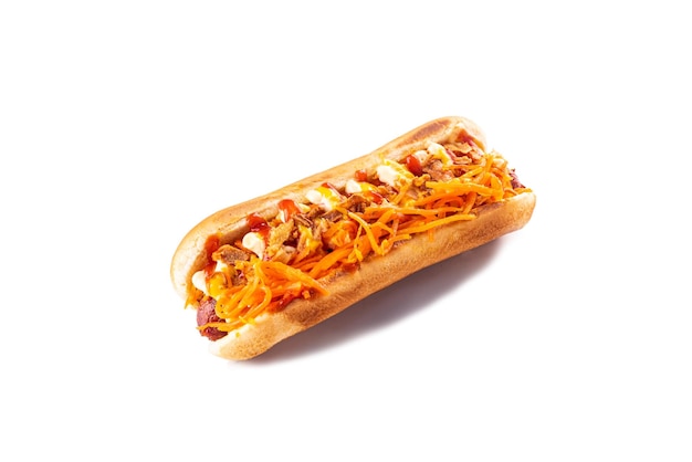 Delizioso hot dog isolato su sfondo bianco