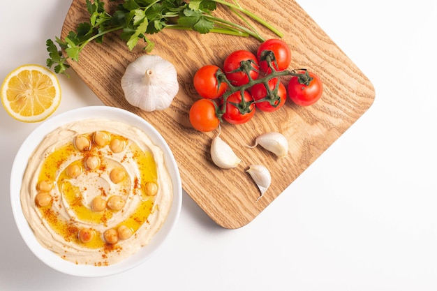 Delizioso hummus con ceci olio d'oliva limone e pane pita Concetto di cibo vegetariano