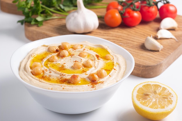 Delizioso hummus con ceci olio d'oliva limone e pane pita Concetto di cibo vegetariano