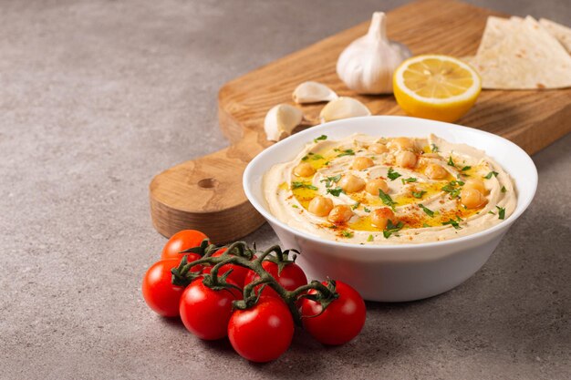 Delizioso hummus con ceci olio d'oliva limone e pane pita Concetto di cibo vegetariano