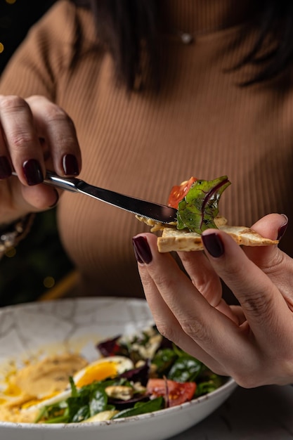 delizioso hummus con verdure e pomodori