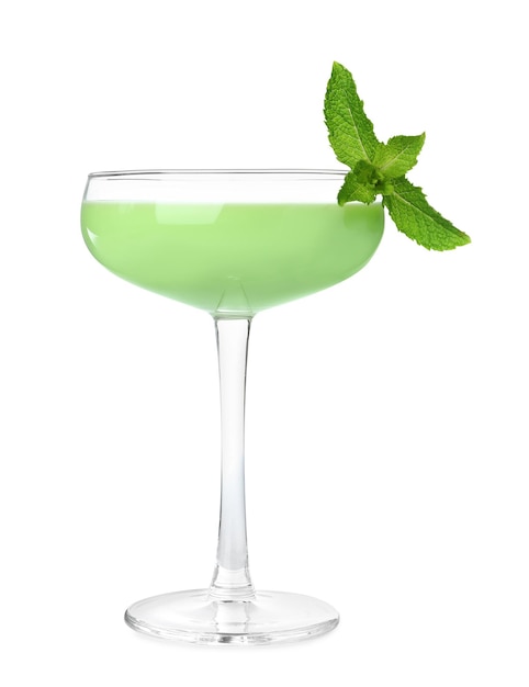 Delizioso liquore alla menta e foglie fresche isolate su bianco