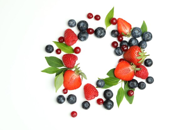 Delizioso mix di frutti di bosco freschi su bianco