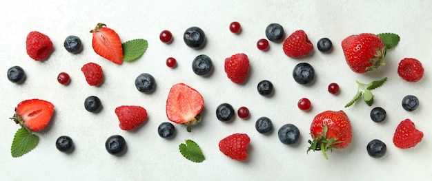 Delizioso mix di frutti di bosco freschi su struttura bianca