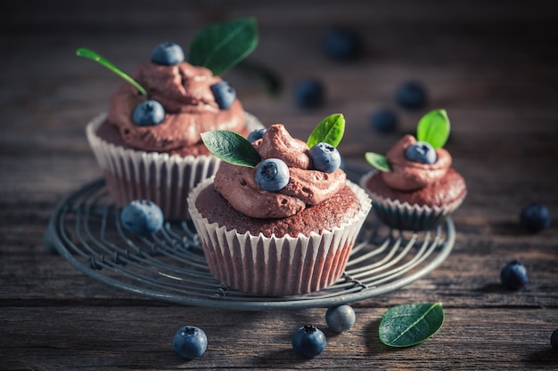 Delizioso muffin al cioccolato a base di panna e frutta fresca