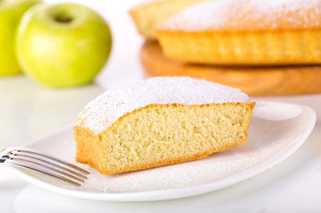 Delizioso pan di spagna sul piatto bianco