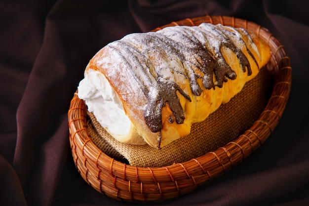 Delizioso pane a forma di cono arrotolato ripieno di crema pasticcera ricoperta di cioccolato fatto in casa