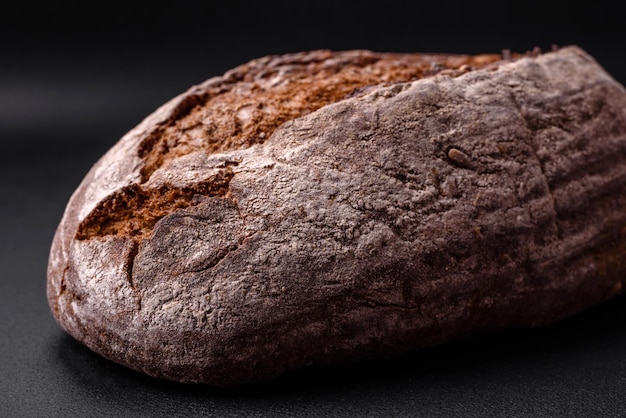 Delizioso pane a lievitazione naturale marrone fresco con cereali