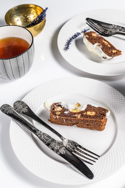 Delizioso pane alla banana appena sfornato con noci e cioccolato