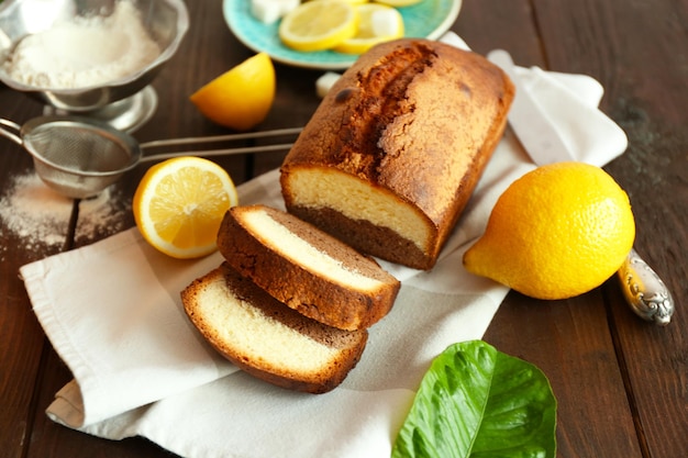 Delizioso pane dolce con limoni su tavolo di legno in primo piano
