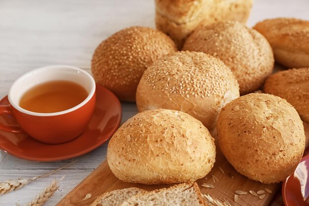 Delizioso pane e tazza di tè sulla tavola di legno