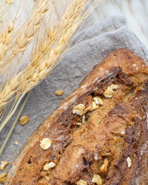 Delizioso pane fresco al forno su uno sfondo rustico Dieta sana stile di vita