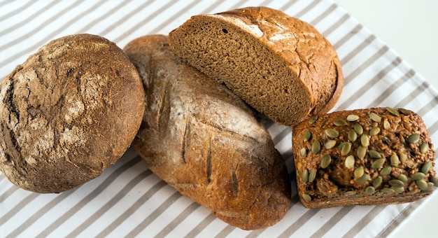 Delizioso pane fresco si trova sul tavolo della colazione su un tavolo bianco