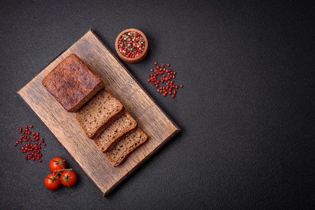 Delizioso pane marrone fresco e croccante con semi e cereali