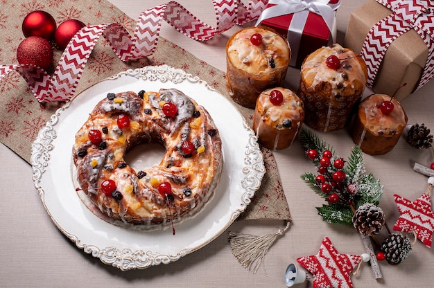 Delizioso pane natalizio e panettone fatto in casa