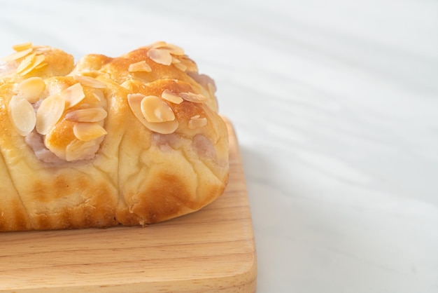 delizioso pane tostato al taro su tavola di legno