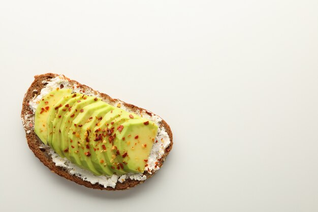 Delizioso pane tostato con avocado isolato