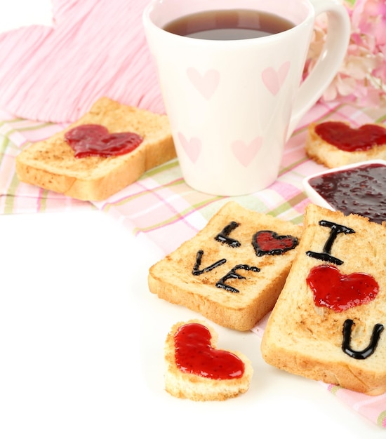 Delizioso pane tostato con marmellata e tazza di tè sul primo piano del tavolo