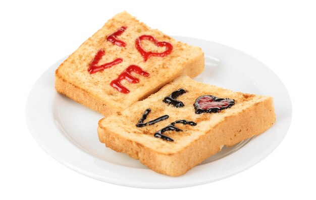 Delizioso pane tostato con marmellata sul piatto isolato su bianco