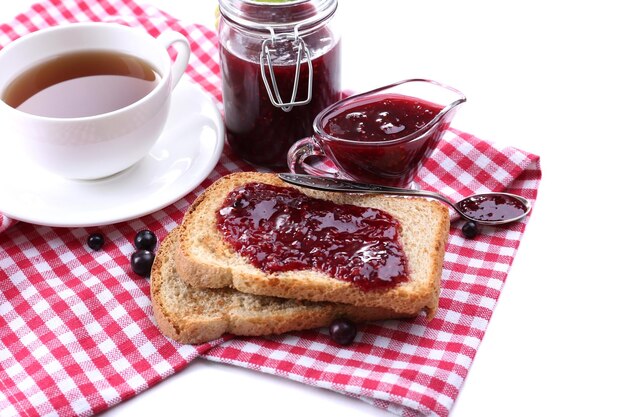 Delizioso pane tostato con marmellata sul primo piano della tavola