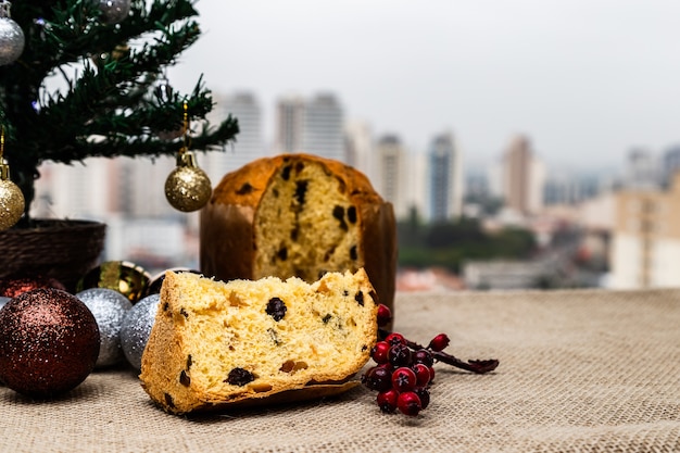 Delizioso panettone di Natale con decorazioni natalizie