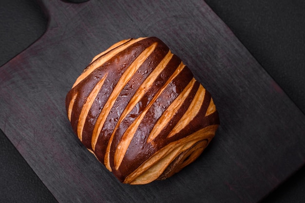 Delizioso panino alla cannella appena sfornato, dolce e croccante