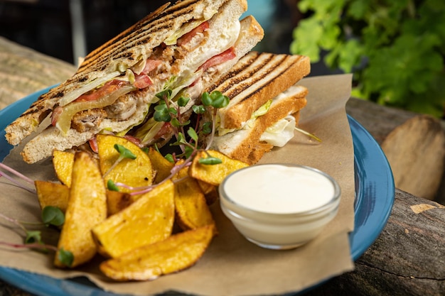 delizioso panino alla griglia con carne e verdure