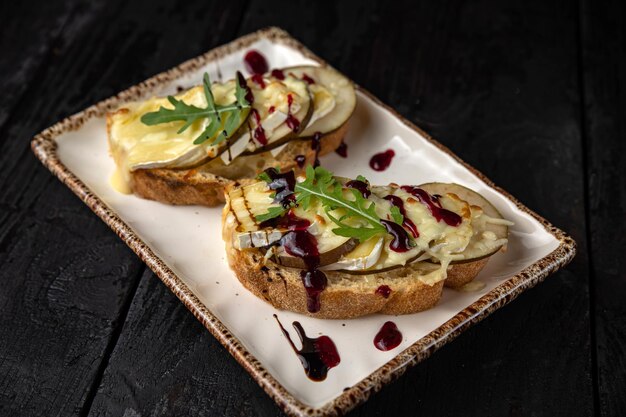 delizioso panino alla griglia con carne e verdure