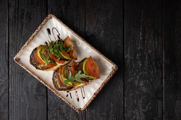 delizioso panino alla griglia con carne e verdure