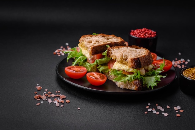 Delizioso panino caprese con lattuga mozzarella tostata alla griglia e pomodori