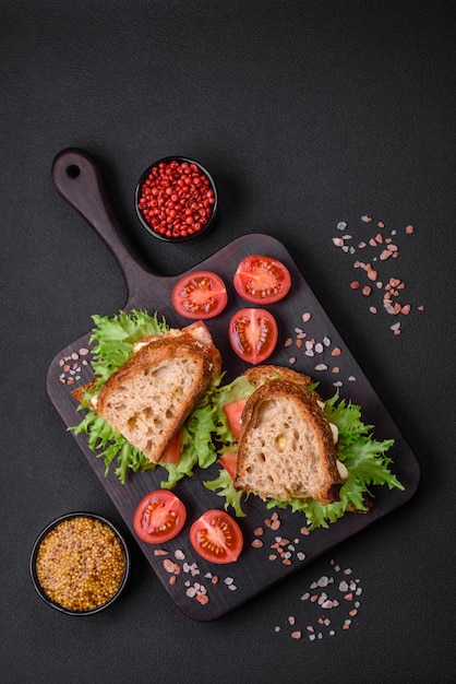 Delizioso panino caprese con lattuga mozzarella tostata alla griglia e pomodori