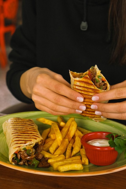 delizioso panino con kebap turco di carne dura