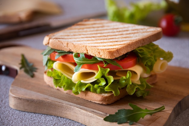 Delizioso panino con pane tostato, lattuga, formaggio e pomodori Sana merenda fatta in casa