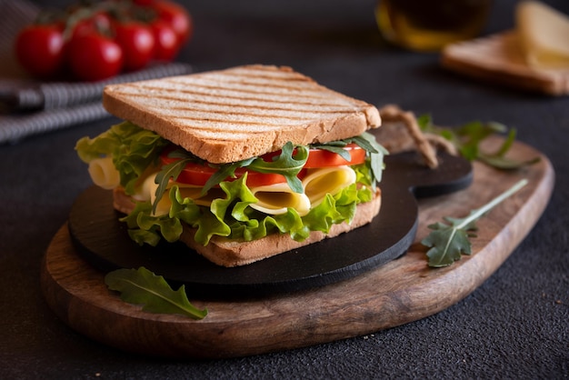 Delizioso panino con pane tostato, lattuga, formaggio e pomodori Sana merenda fatta in casa