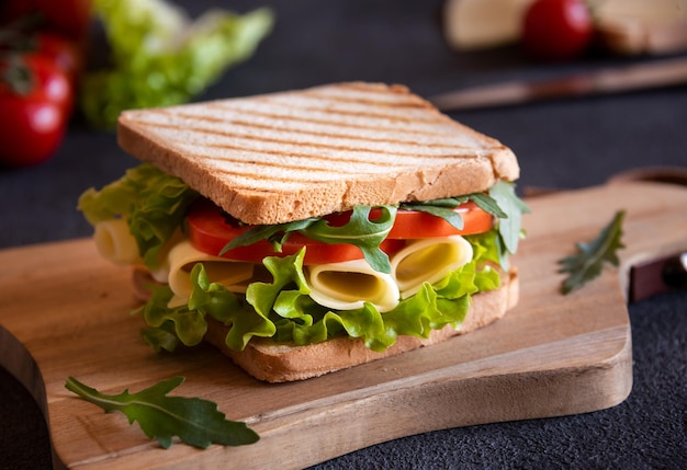 Delizioso panino con pane tostato, lattuga, formaggio e pomodori Sana merenda fatta in casa